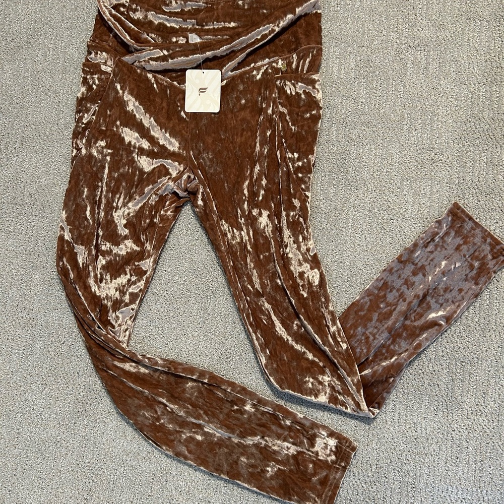 Fabletics crushed velour taupe crossover leggings, size large New‎